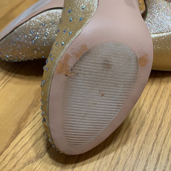 Gold, shimmery, glittery high heeled shoe - Picture 5 of 6